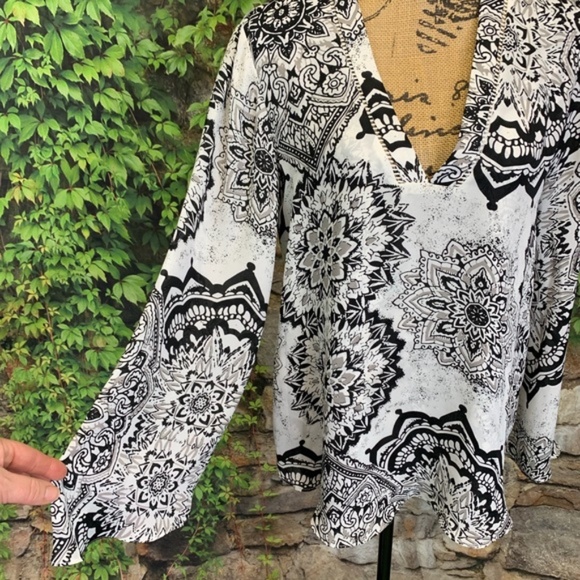 PARKER Black and White V-Neck Trumpet Sleeve Tunic, M - Picture 3 of 7